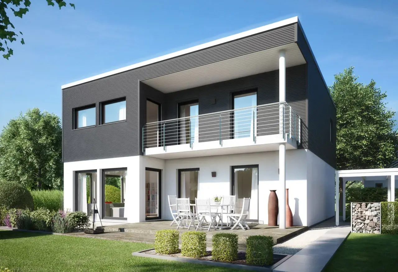 Moderner Fertighaus Kubus mit zwei Etagen, Balkon und Terrasse. Einladende Gartenmöbel laden zum Verweilen ein.