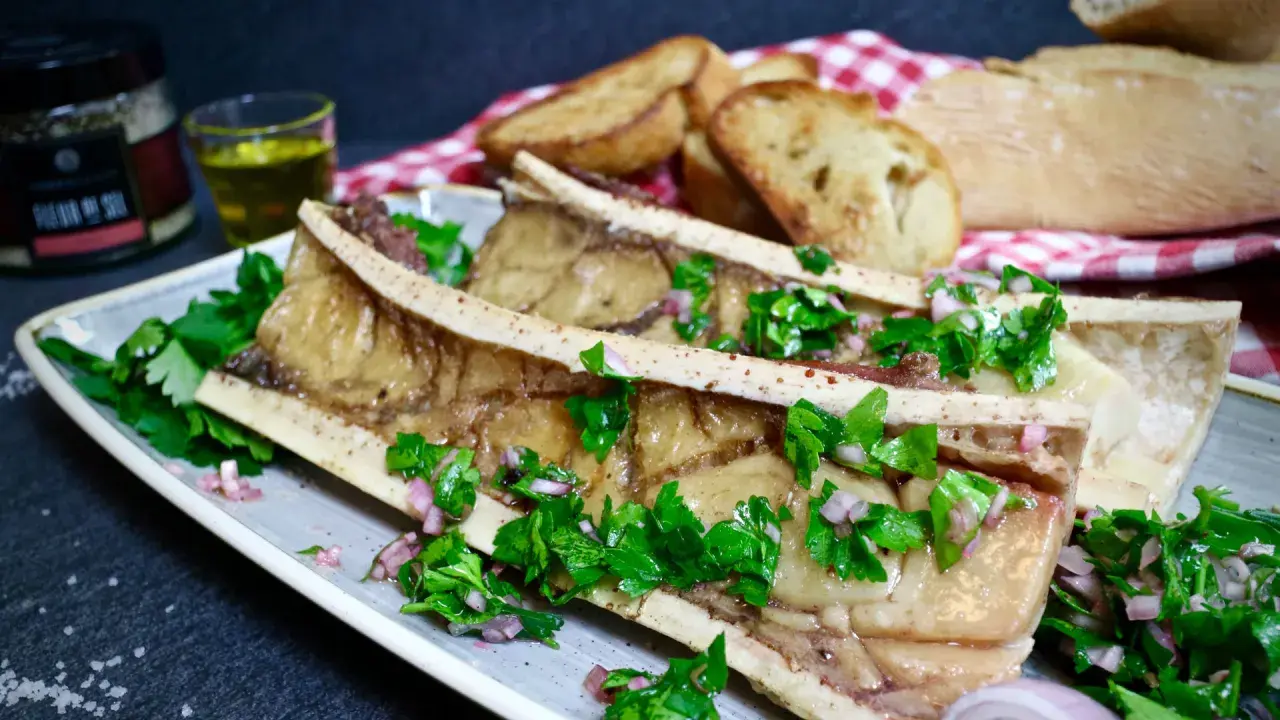 Gegrillte Markknochen mit Petersilie und geröstetem Brot. Ein köstliches Markknochen Rezept für Genießer.