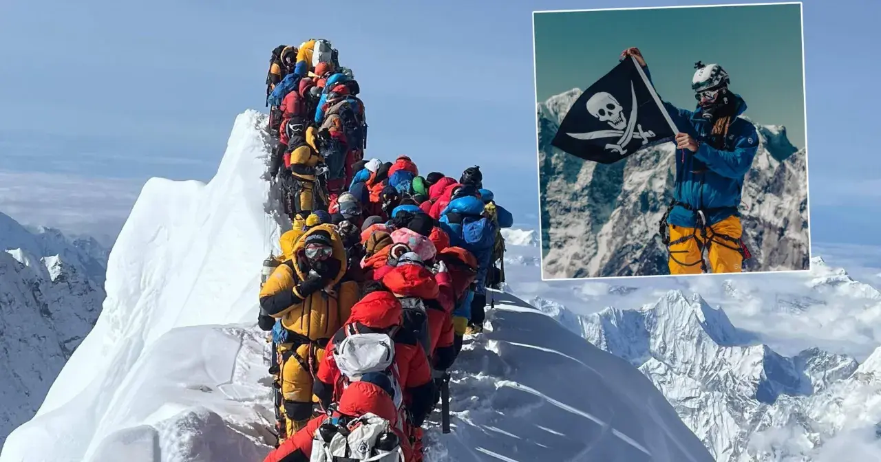 Kolejka wspinaczy na szczycie Everestu. W rogu pirat z flagą, wszystko za Everest.