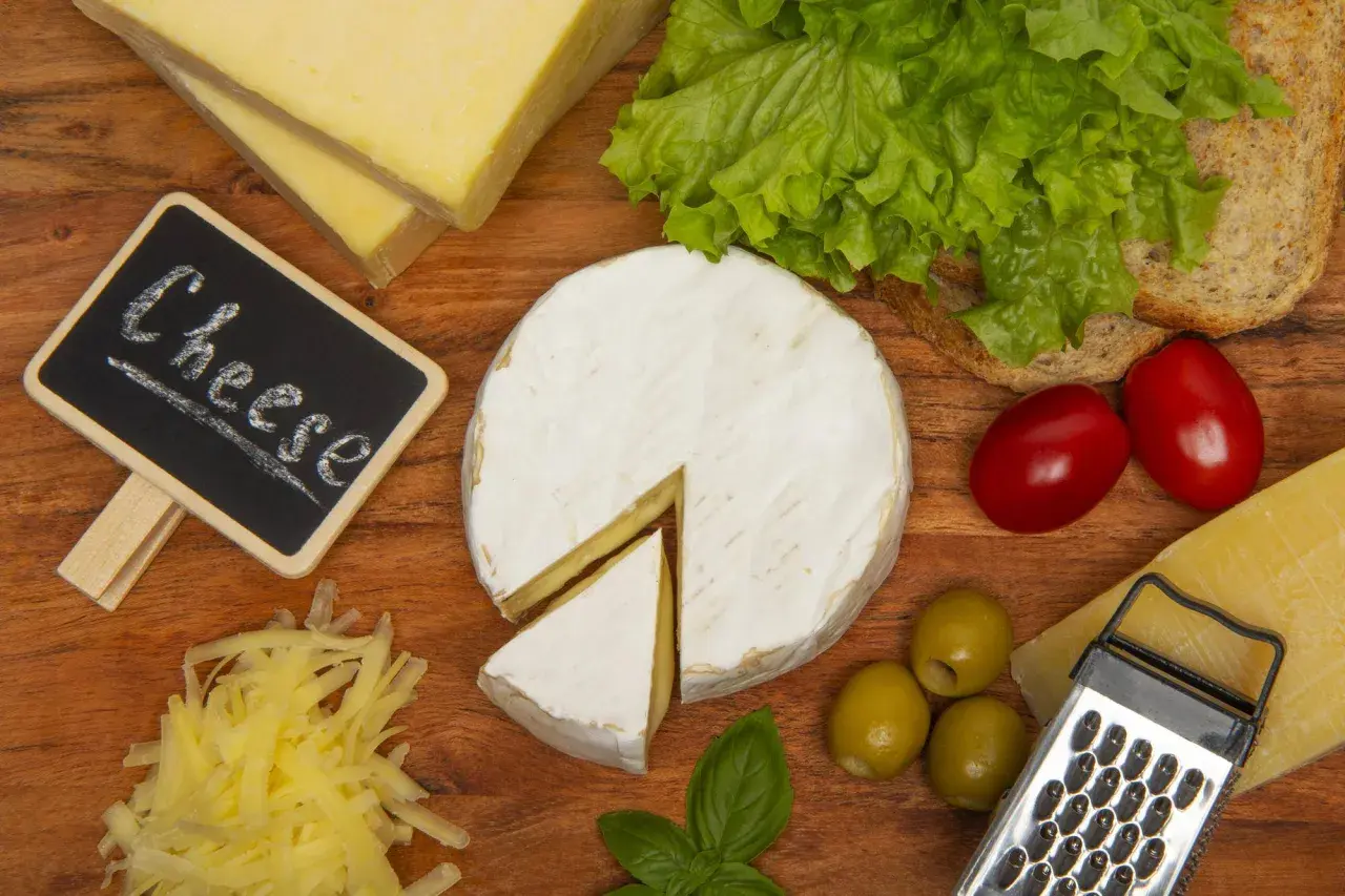 Deska serów: camembert, parmezan, żółty ser, oliwki, pomidorki, sałata i grzanka. Idealny ser na każdą okazję.
