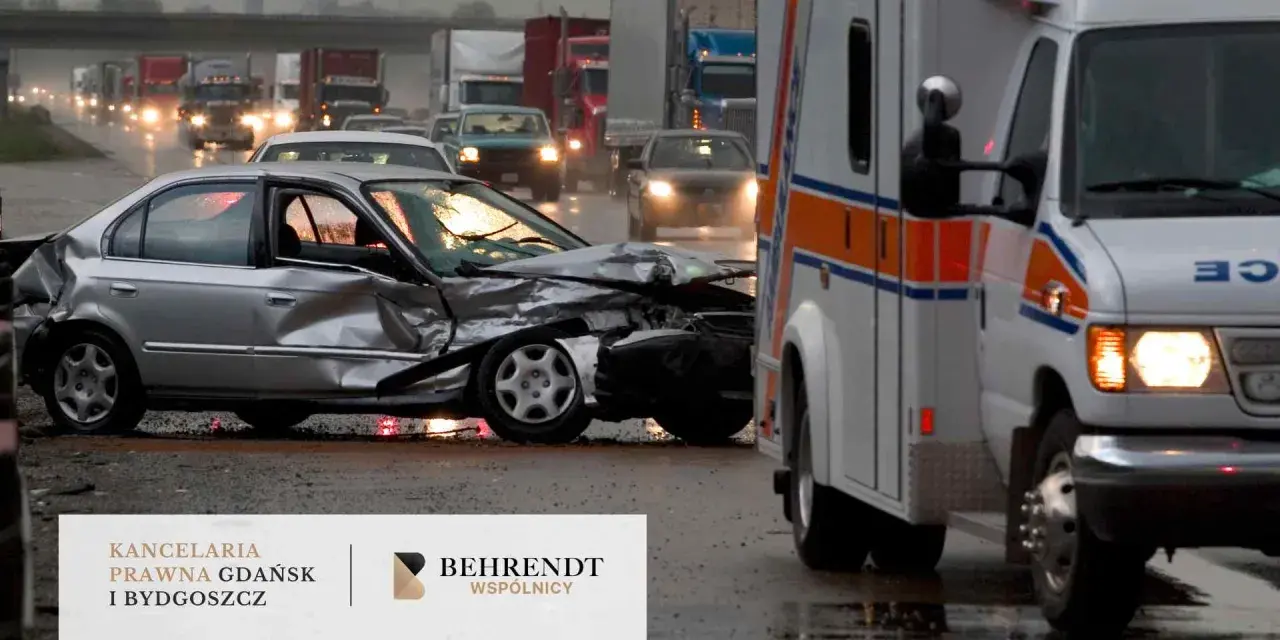 Wypadek w drodze do pracy. Zmiażdżony srebrny samochód i karetka na mokrej drodze.