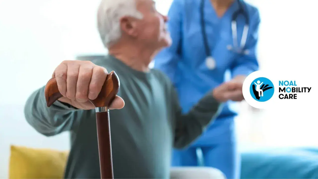 Anziano con bastone, assistito da un infermiere, affronta la difficoltà a camminare dovuta a problemi di neurologia.