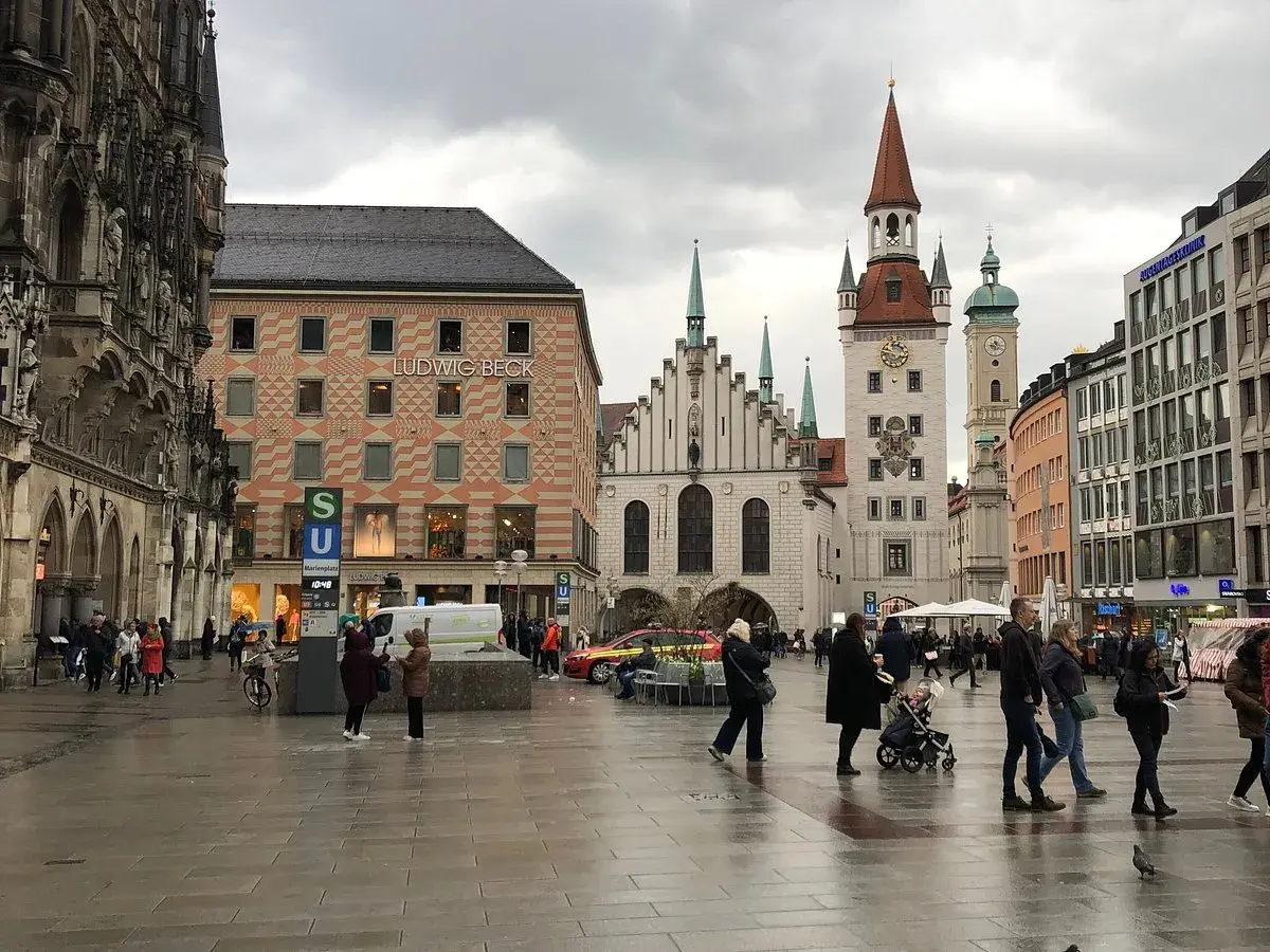 Menschen auf dem Marienplatz in München, ideal für eine free walking tour deutsch.
