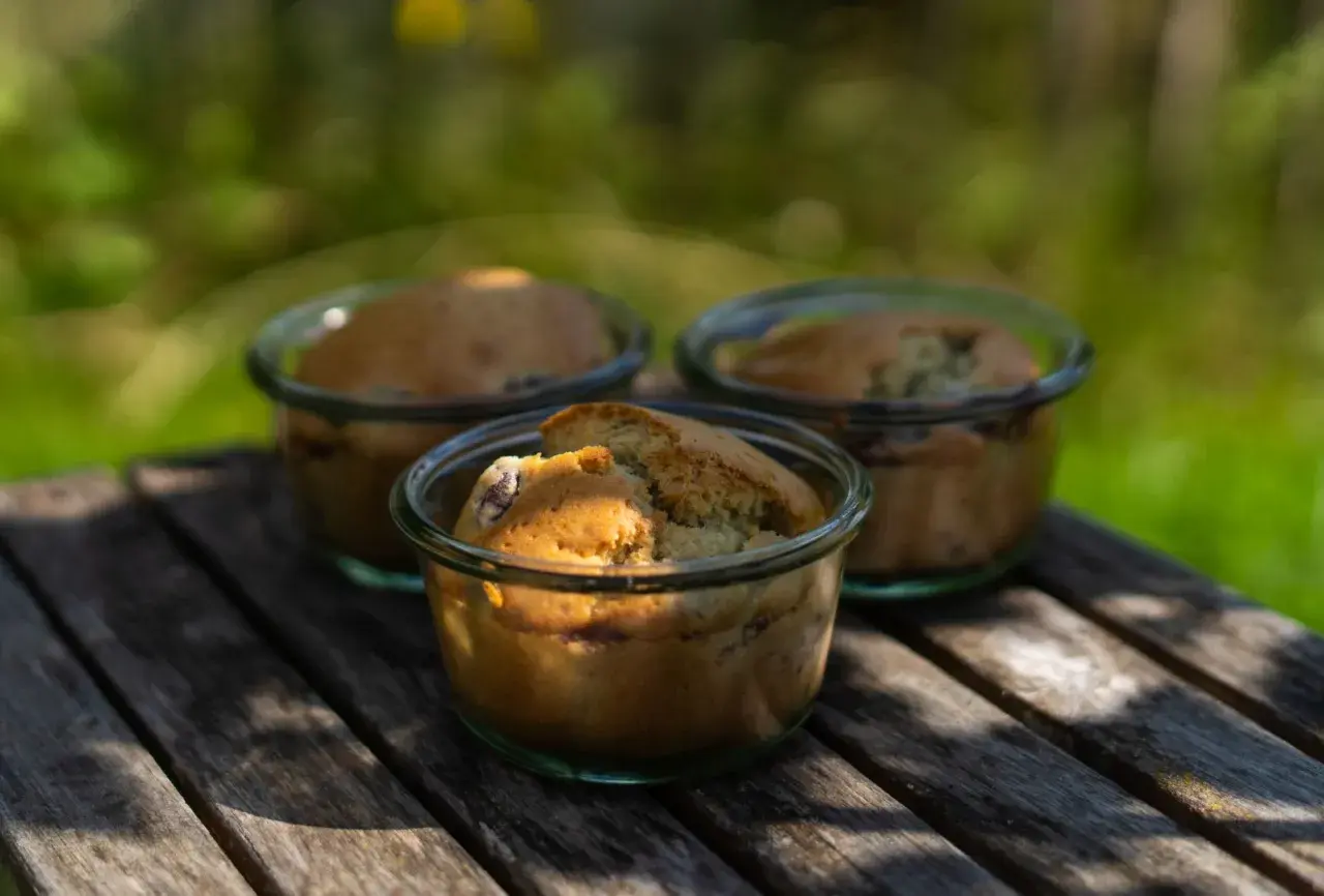 Drei Gugelhupf-Muffins im Weck Glas (280 ml) auf Holztisch. Ein einfaches Rezept für den Sommer.