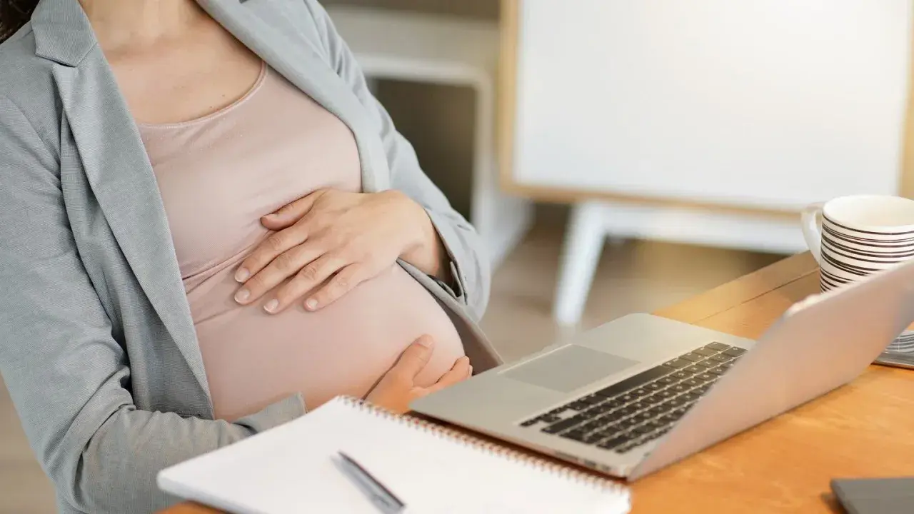 Ciężarna na umowie zlecenie: ochrona, prawa i świadczenia ZUS