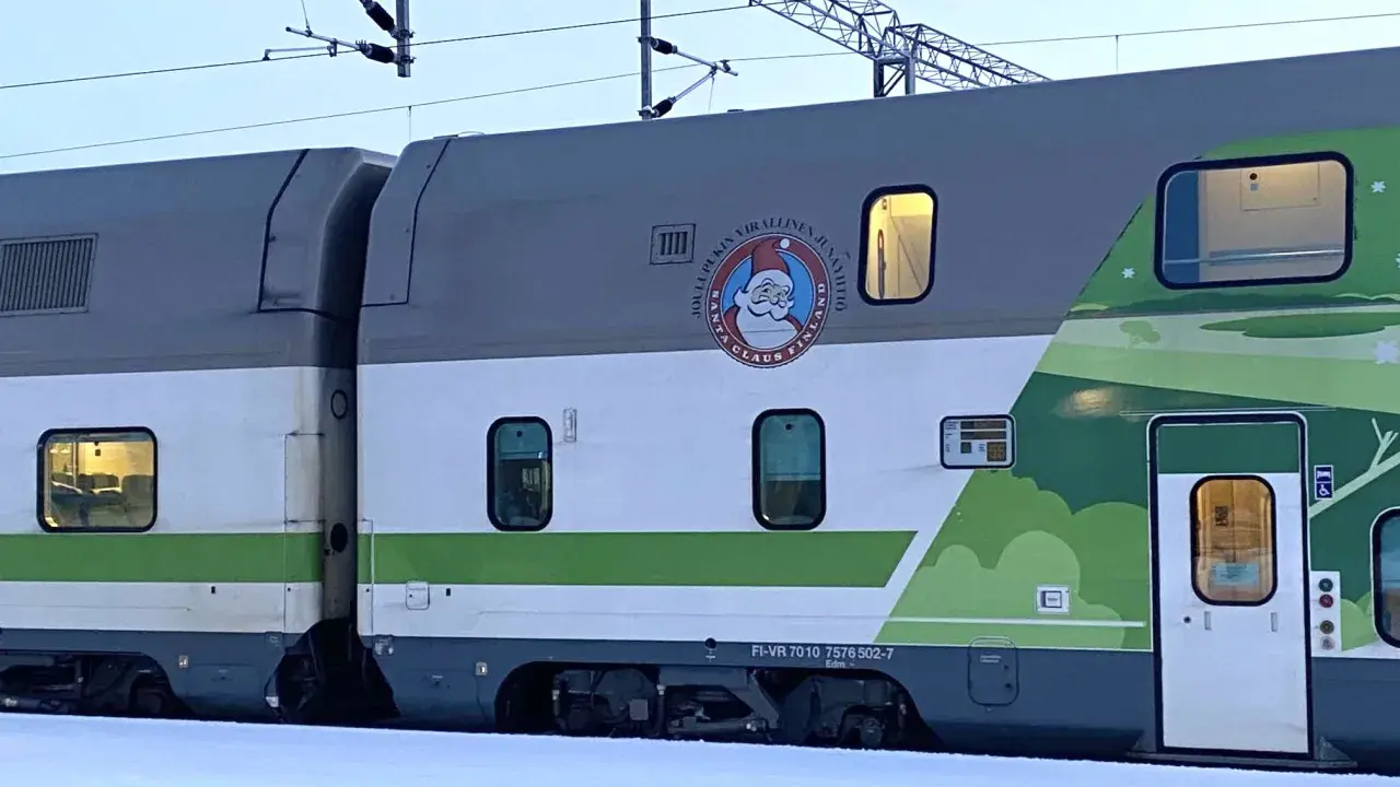 Der Weihnachtszug mit Nikolaus-Logo zeigt, wie kommt man nach Lappland.