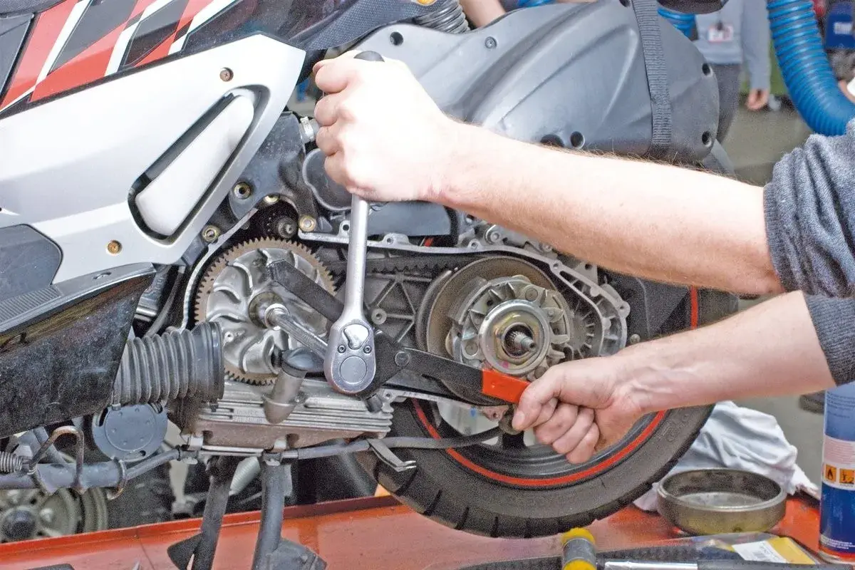 Manutenzione scooter: cambio olio 125 ogni quanto? Riparazione motore con chiavi e attrezzi.