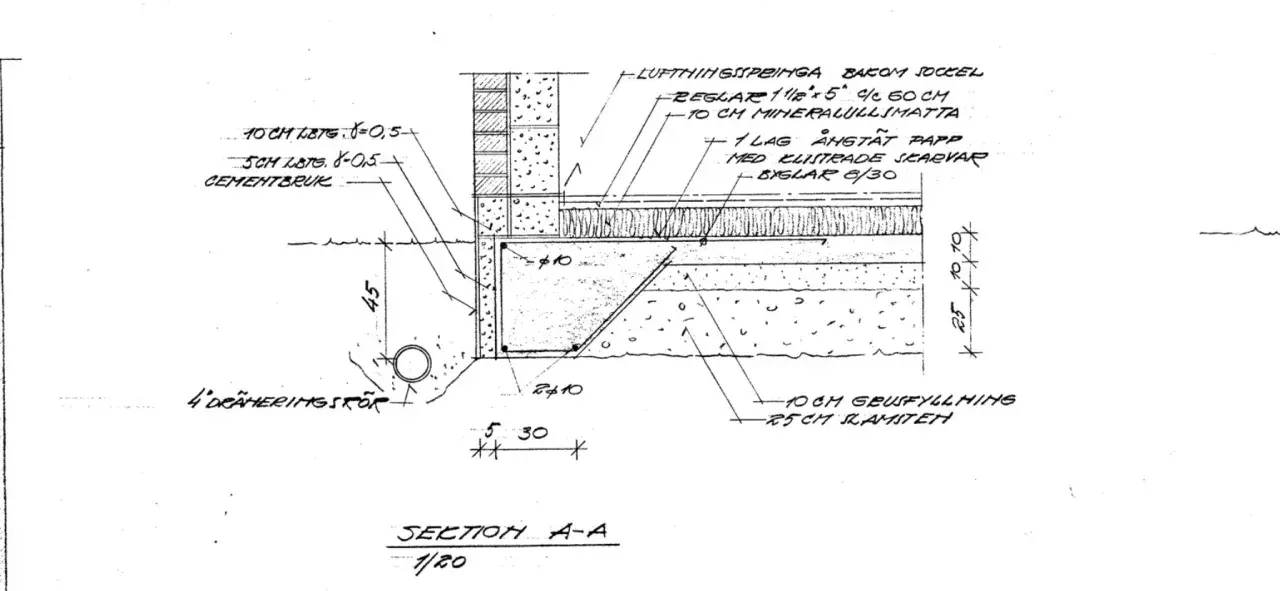 Detaljerad ritning av en betongplatta på mark konstruktion med isolering, dränering och sockel.
