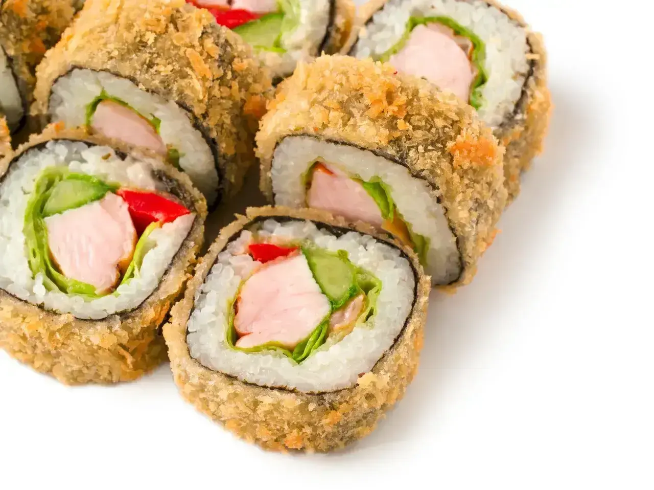 Chrupiące rolki sushi z kurczakiem, ogórkiem, papryką i sałatą, obtoczone w panko.
