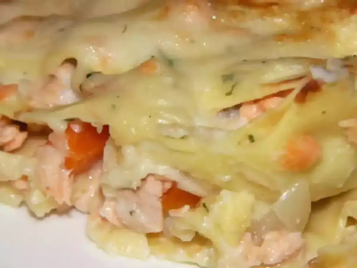 Lasagne saumon épinard, une couche de pâtes généreuse garnie de saumon rose et d'épinards, le tout nappé d'une sauce crémeuse et de fromage fondant.