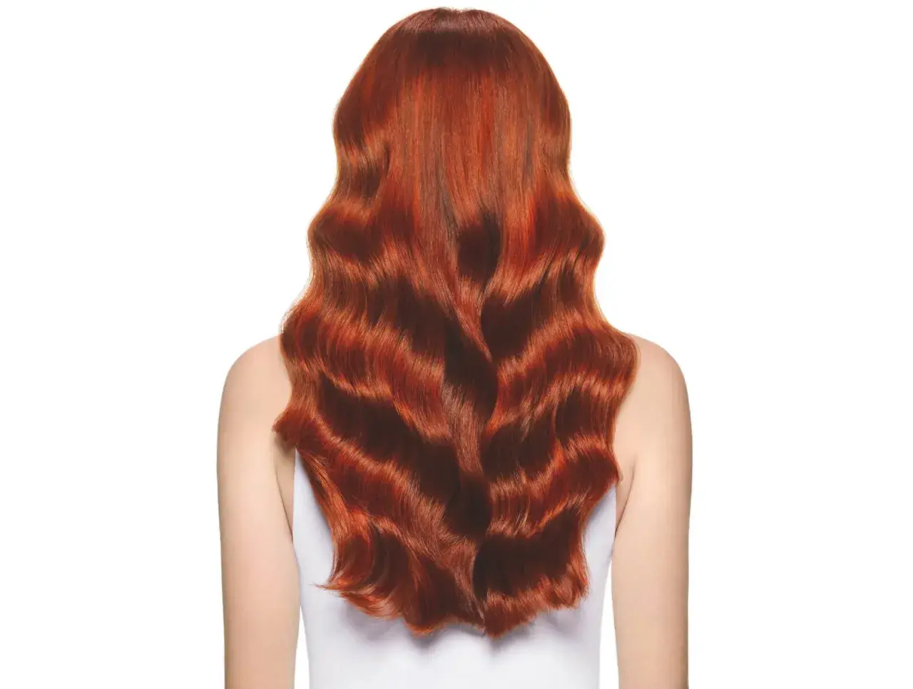 Una melena ondulada y brillante de pelo cobrizo natural, con reflejos dorados que capturan la luz.