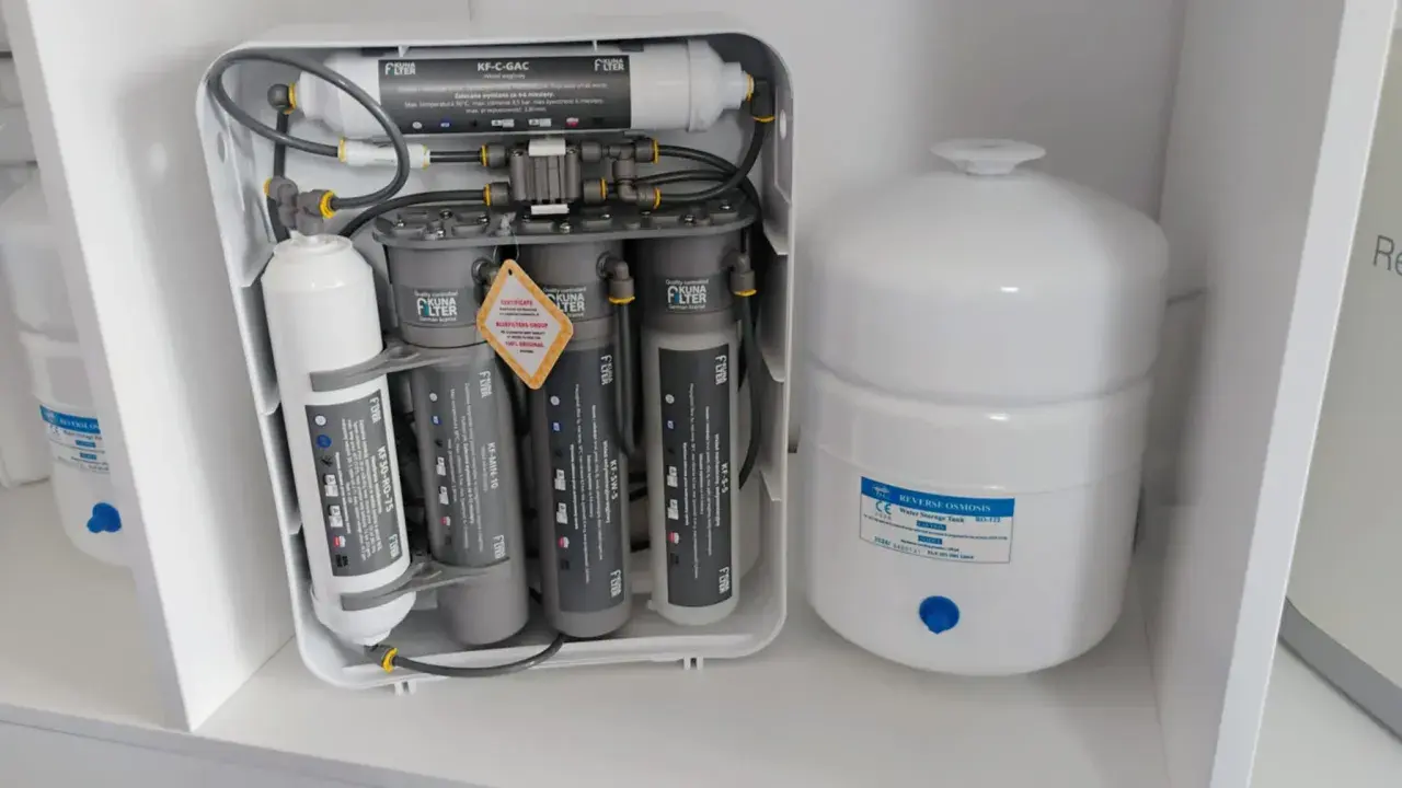 System odwróconej osmozy z filtrami i zbiornikiem. To wyjaśnia, osmoza co to jest – proces oczyszczania wody.