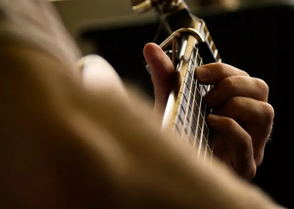 Jak trzymać gitarę elektryczną, aby uniknąć bólu podczas gry