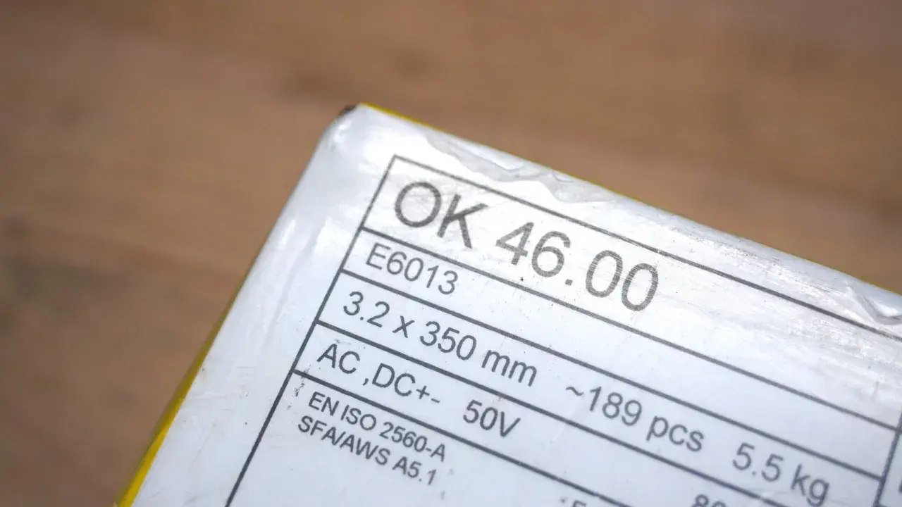Opakowanie elektrod 6013, model OK 46.00, 3.2x350mm, AC/DC+, ~189 sztuk, 5.5kg. Idealne do spawania.