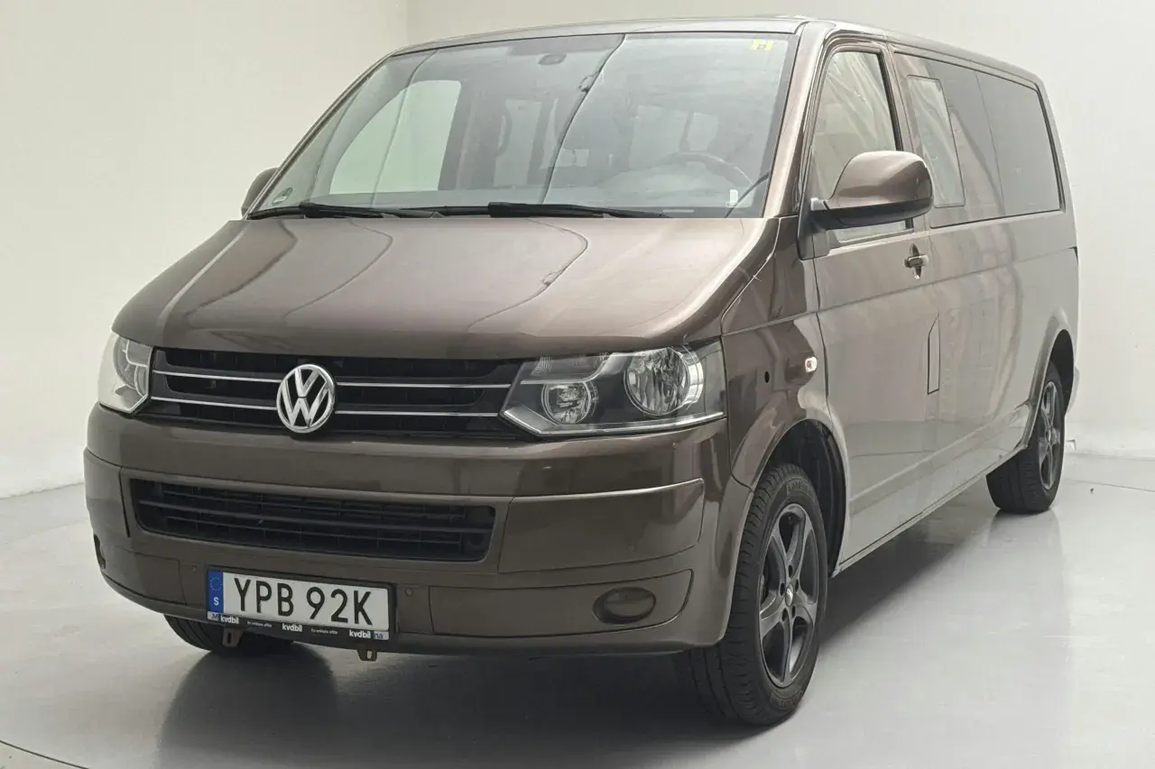 Brun Volkswagen Caravelle, en pålitlig begagnad familjebil redo för nya äventyr.