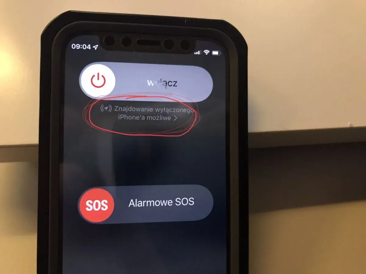 Wyłączony iPhone'a można znaleźć, nawet bez karty SIM. Ekran pokazuje opcje wyłączenia i alarmowe SOS.