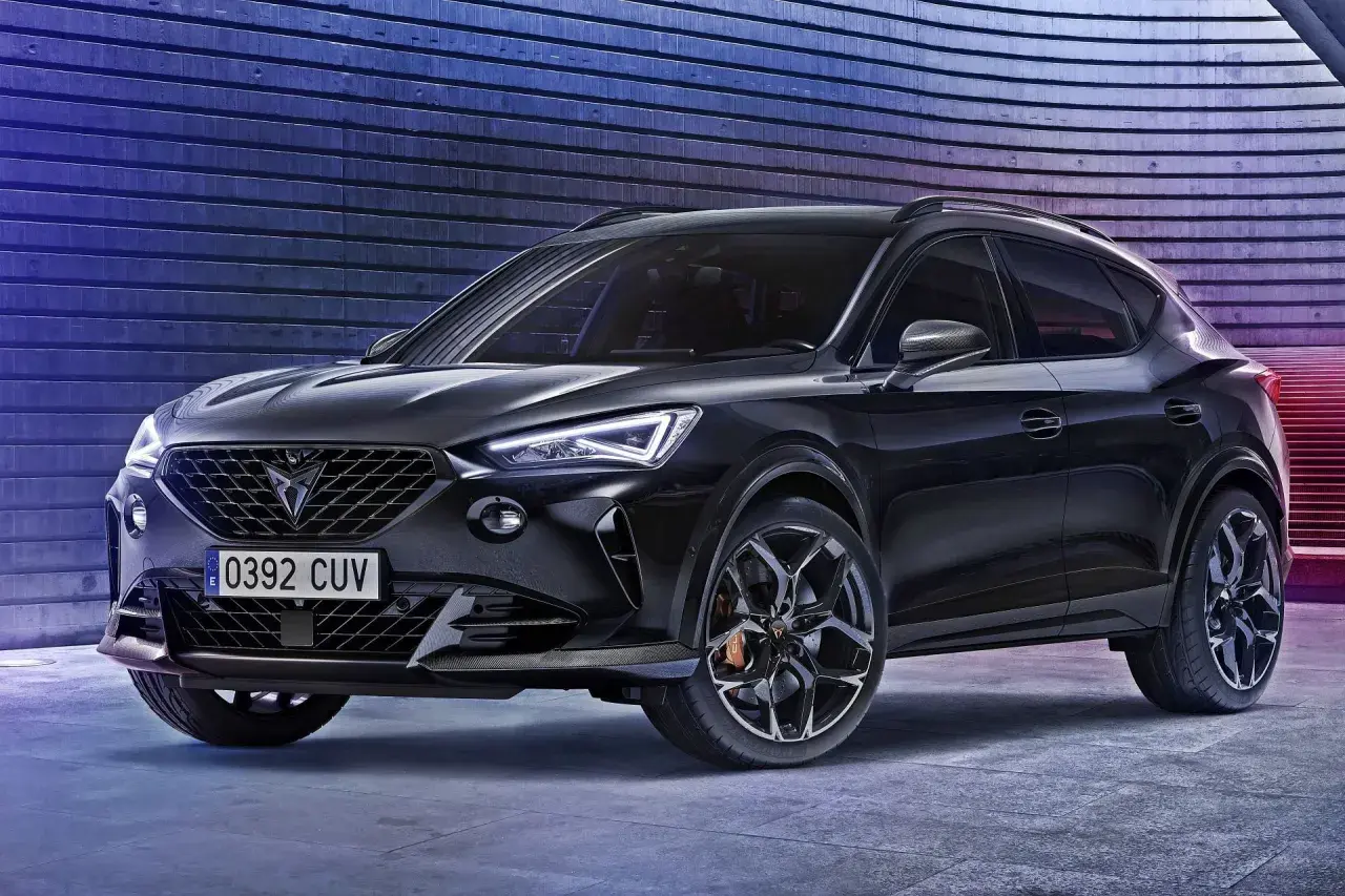 Czarny SUV Cupra Formentor z agresywnym grillem i sportowymi felgami. Cupra to marka dla tych, którzy szukają emocji.