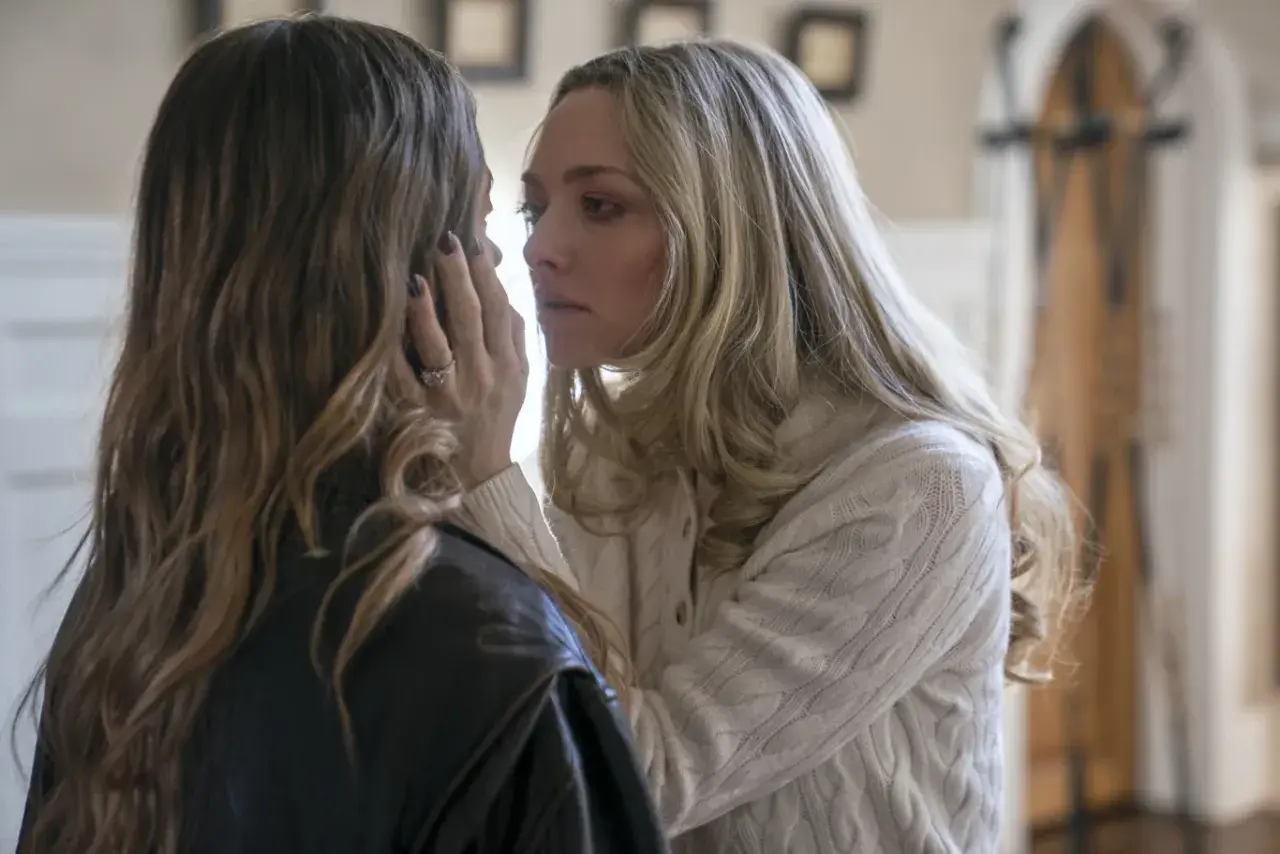 Ostre przedmioty obsada: Amanda Seyfried i inna aktorka w intymnym uścisku, pełnym napięcia.