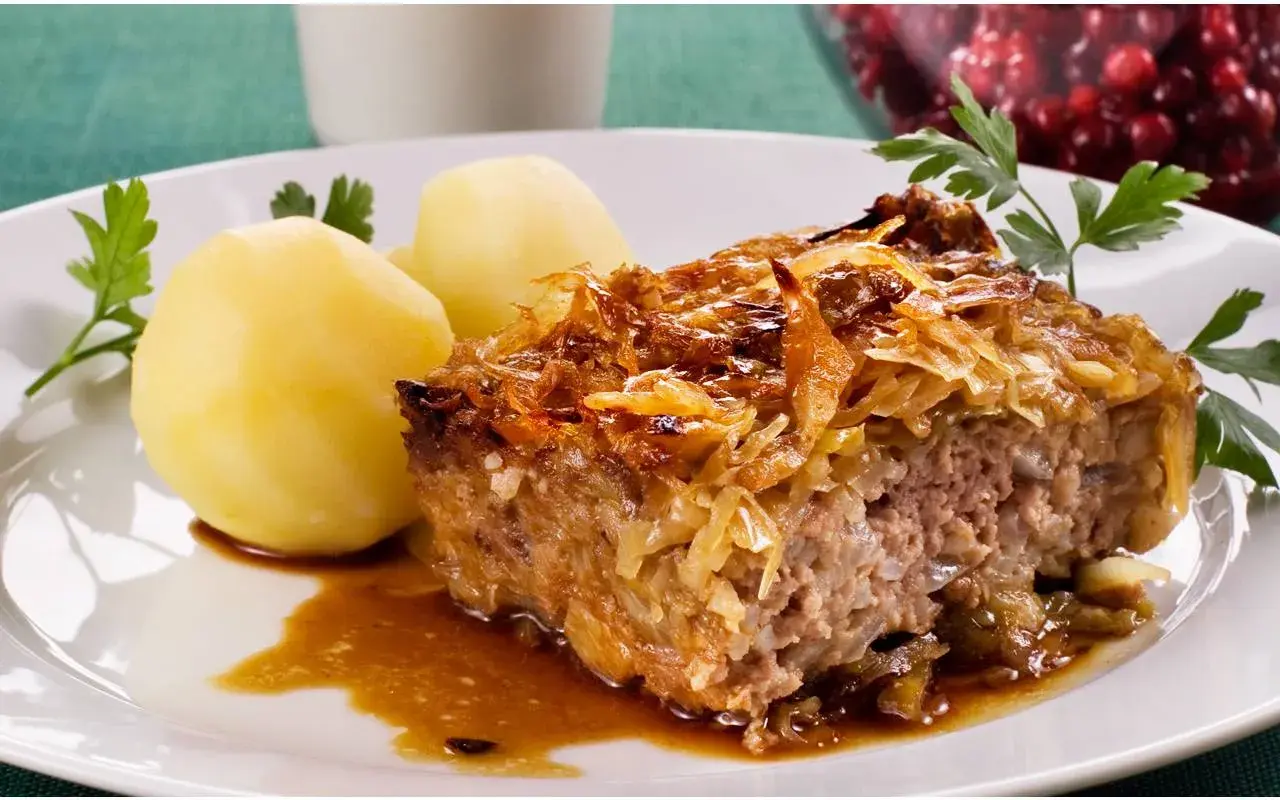 En bit farmors kålpudding med kokt potatis och lingon.