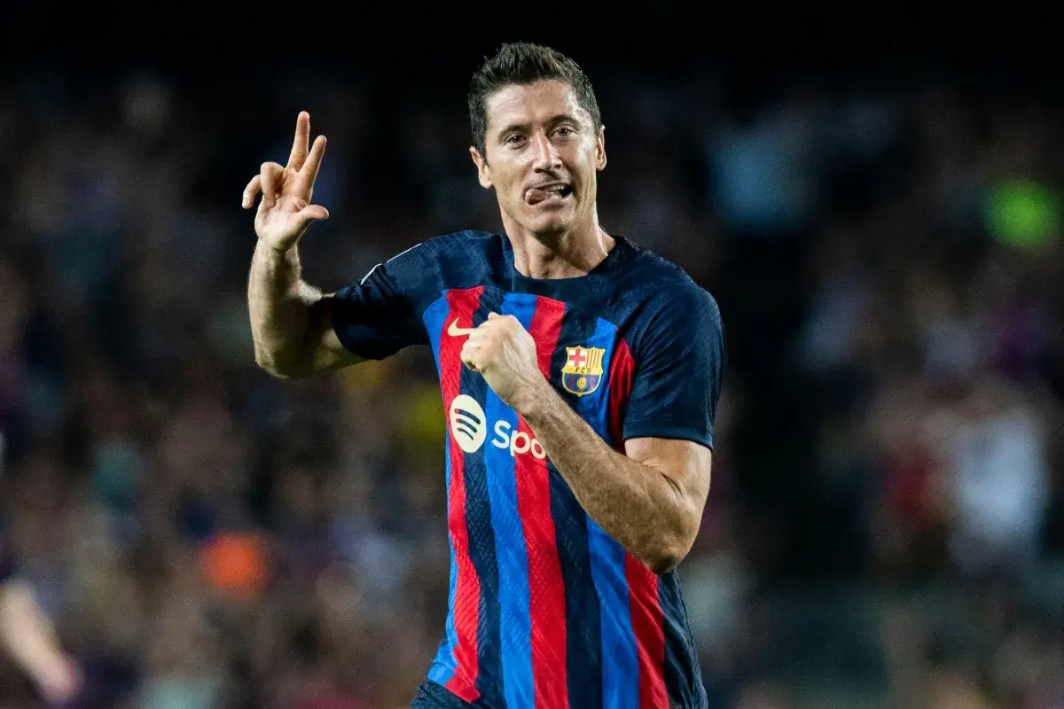 Piłkarz FC Barcelona, Robert Lewandowski, świętuje hat trick, pokazując trzy palce.