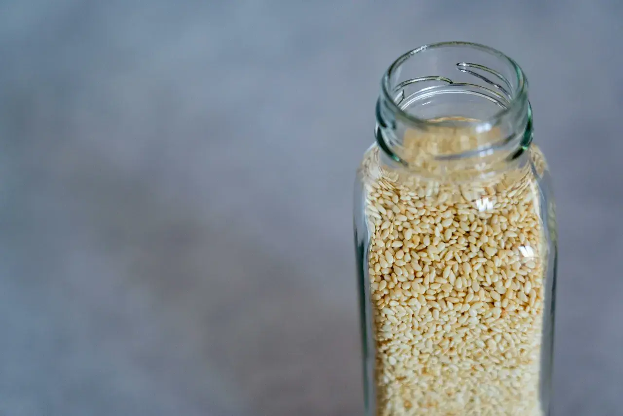 Semi di sesamo in un barattolo di vetro, pronti per la gomasio ricetta.