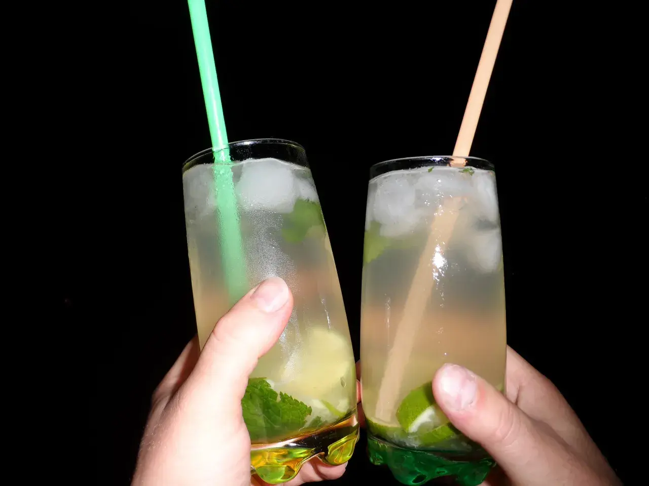 Pyszne drinki z wodą kokosową, które orzeźwią każdą imprezę