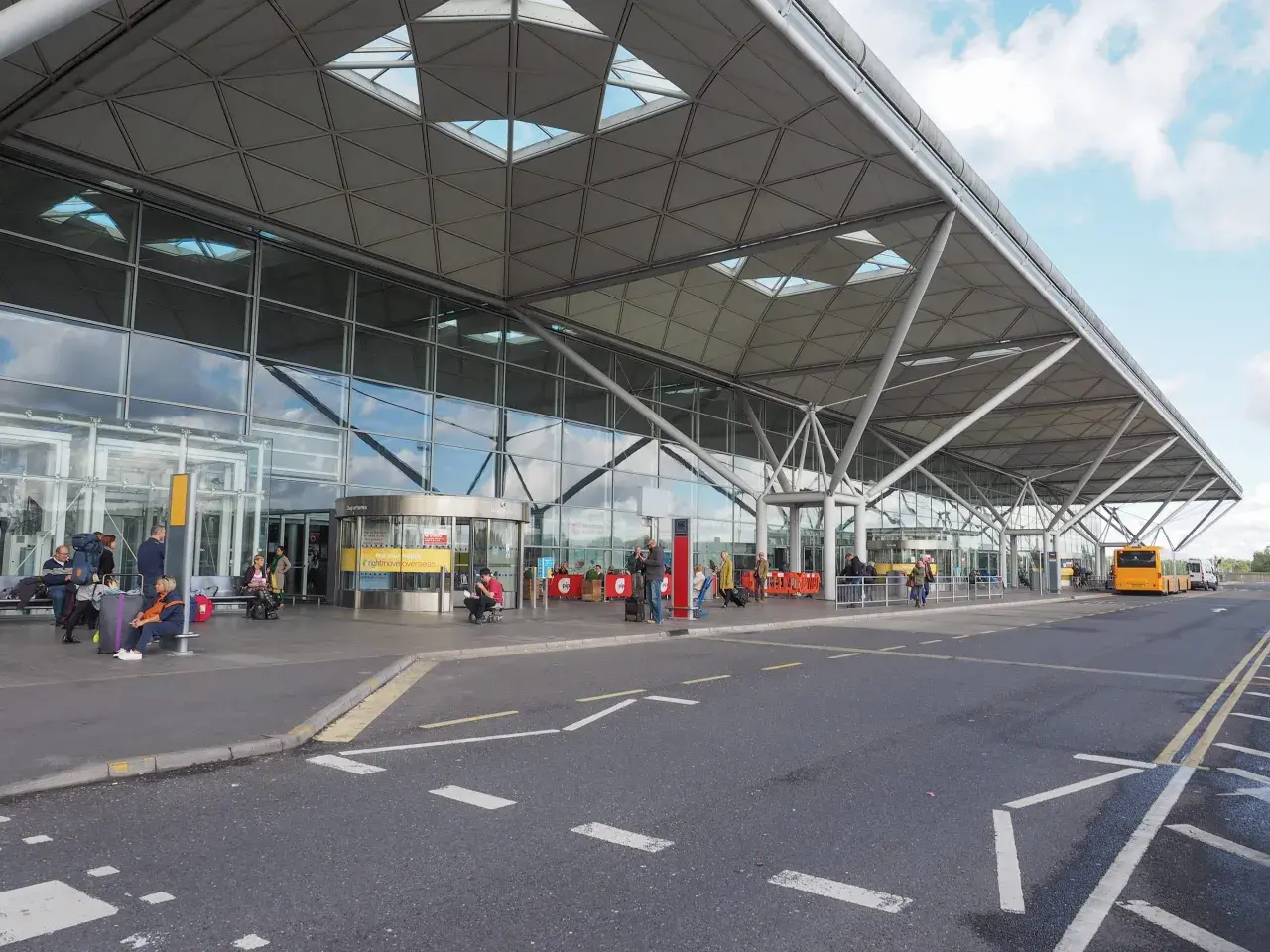 Jak dojechać z lotniska Stansted do Londynu – najlepsze opcje transportu