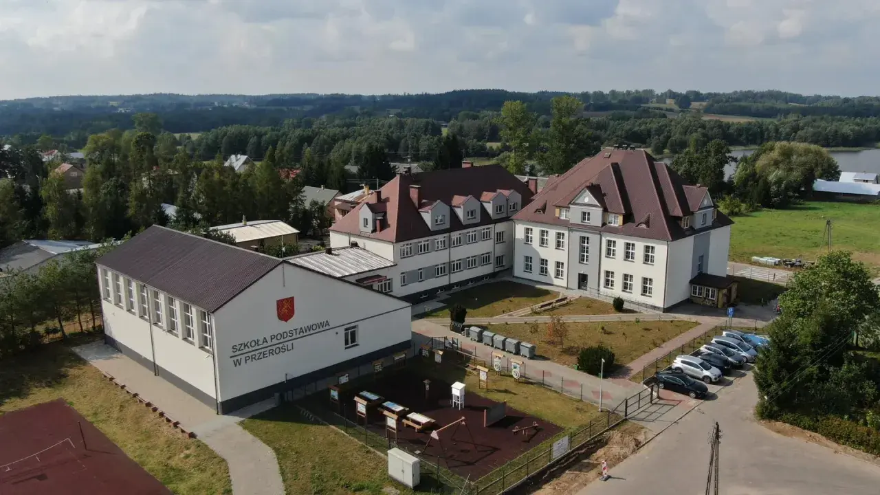 Szkoła Podstawowa w Przeróśli. Zastanawiasz się, ile kosztuje wyrobienie nowej legitymacji szkolnej?