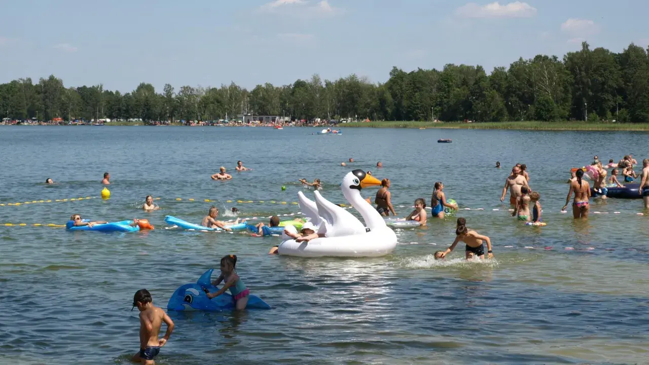 Atrakcje nad jeziorem Firlej: Odkryj niezapomniane przygody i relaks