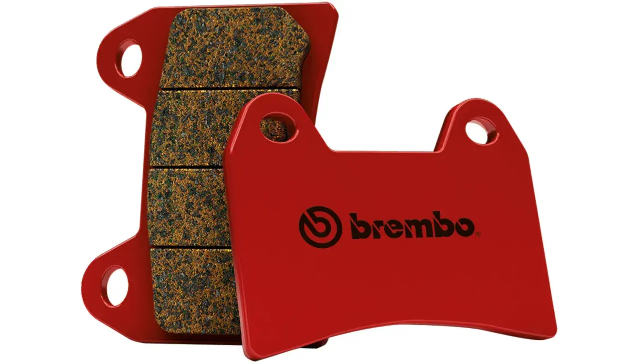 Pastillas sinterizadas Brembo rojas, listas para ofrecer un frenado potente y seguro en tu moto.