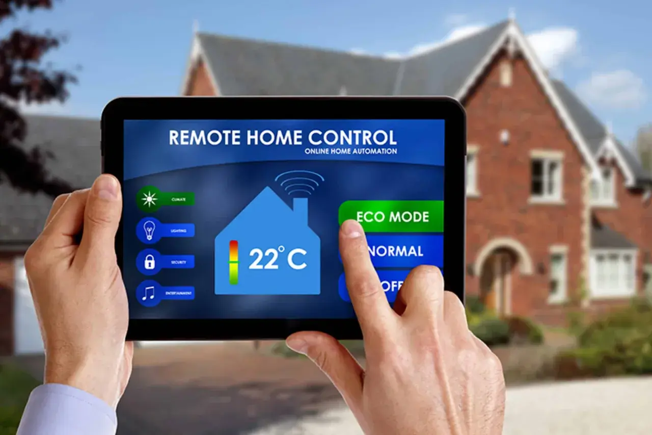 Controla tu hogar con domótica en casa sencilla. Una tablet muestra la interfaz para ajustar la temperatura, luces, seguridad y entretenimiento.