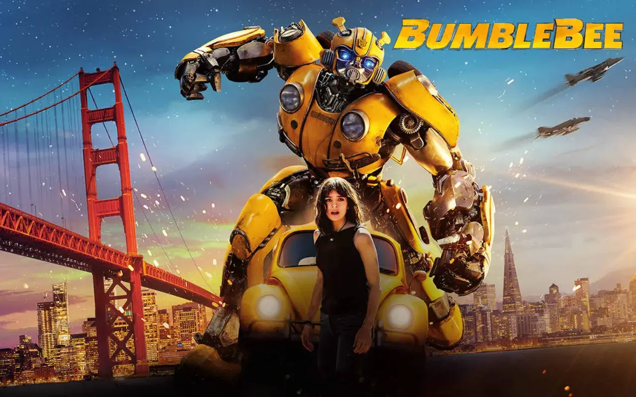 Bumblebee, en gul robot, står bakom en ung kvinna framför en gul Volkswagen Bubbla. I bakgrunden syns Golden Gate-bron och San Franciscos skyline. Rollistan i Bumblebee är imponerande.