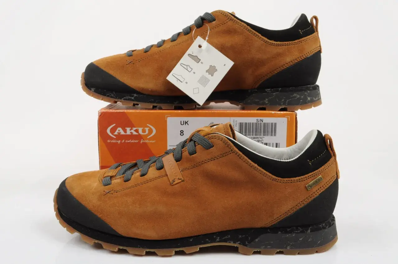 Brązowe buty trekkingowe Aku Bellamont z zamszu, z czarnymi elementami i podeszwą Vibram. Idealne na górskie wędrówki.
