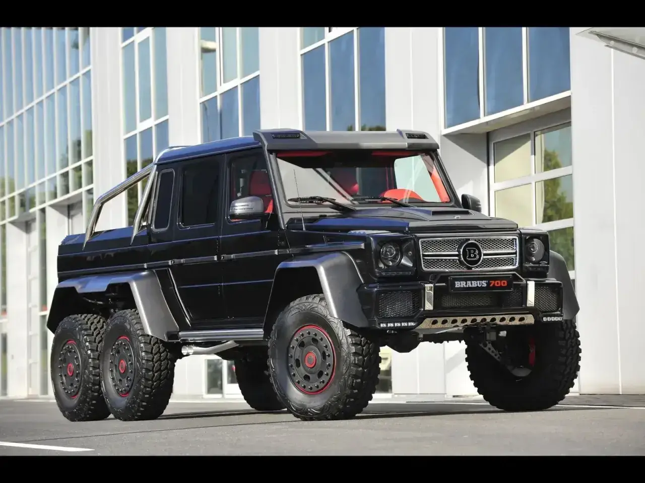 Czarny Mercedes 6x6 Brabus 700 z czerwonym wnętrzem, gotowy na każdą terenową przygodę.