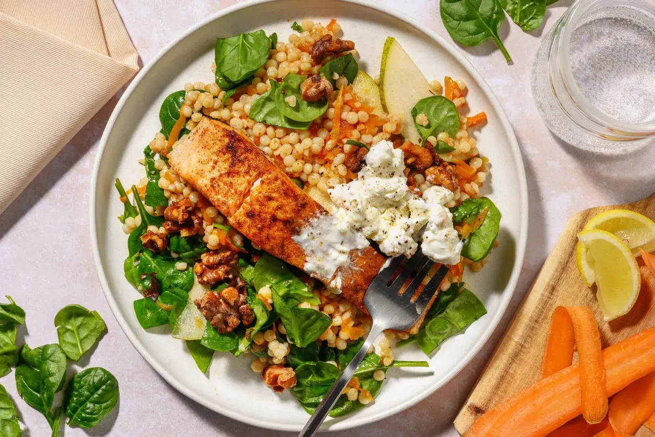 Laxfilé med couscous, spenat, valnötter och en klick färskost. Ett härligt medelhavskost recept som är både nyttigt och gott.
