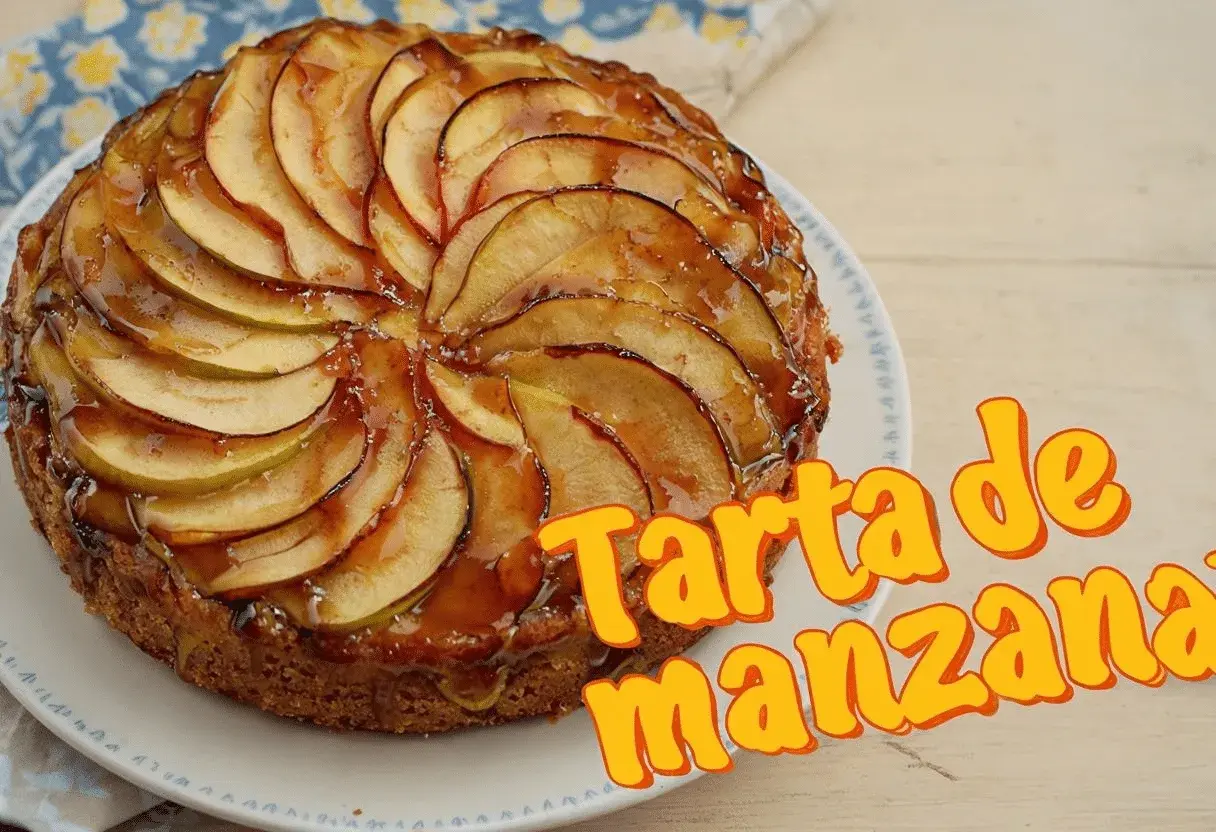 Tarta de manzana casera, con láminas de fruta caramelizadas y un glaseado brillante. ¡Perfecta para disfrutar!