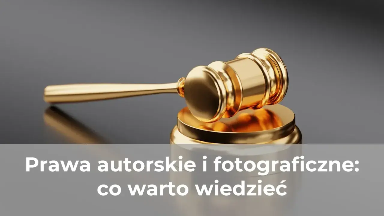 Złoty młotek sędziowski na tle szarości. Tekst: Prawa autorskie i fotograficzne: co warto wiedzieć.