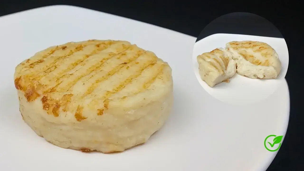 Torta di patate grigliata, un tomino in gravidanza che aspetta di essere gustato.