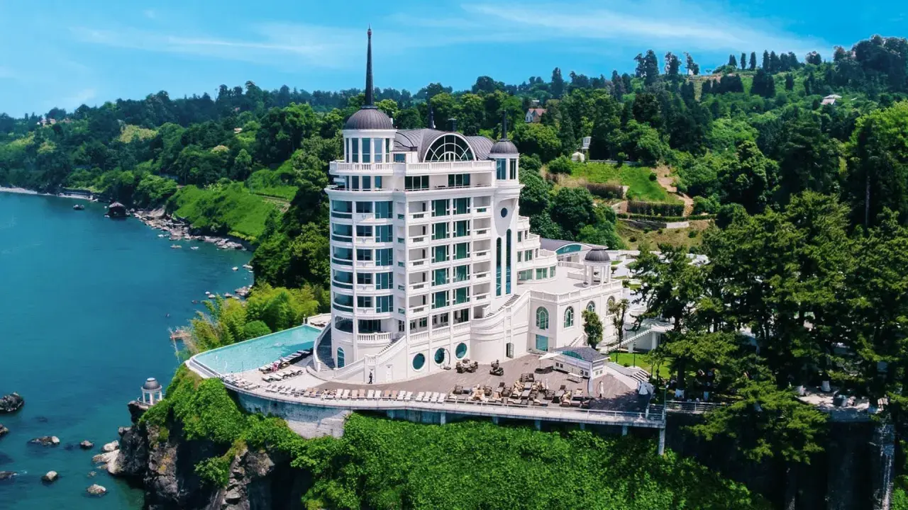 Luksusowy hotel na klifie nad Morzem Czarnym, idealne miejsce na wakacje all inclusive w Gruzji.