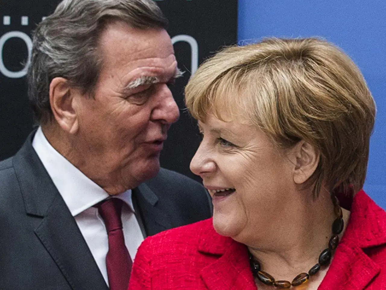 Gerhard Schröder und Angela Merkel im Gespräch. Vielleicht diskutieren sie über die **Pension** des ehemaligen **Bundeskanzlers**.