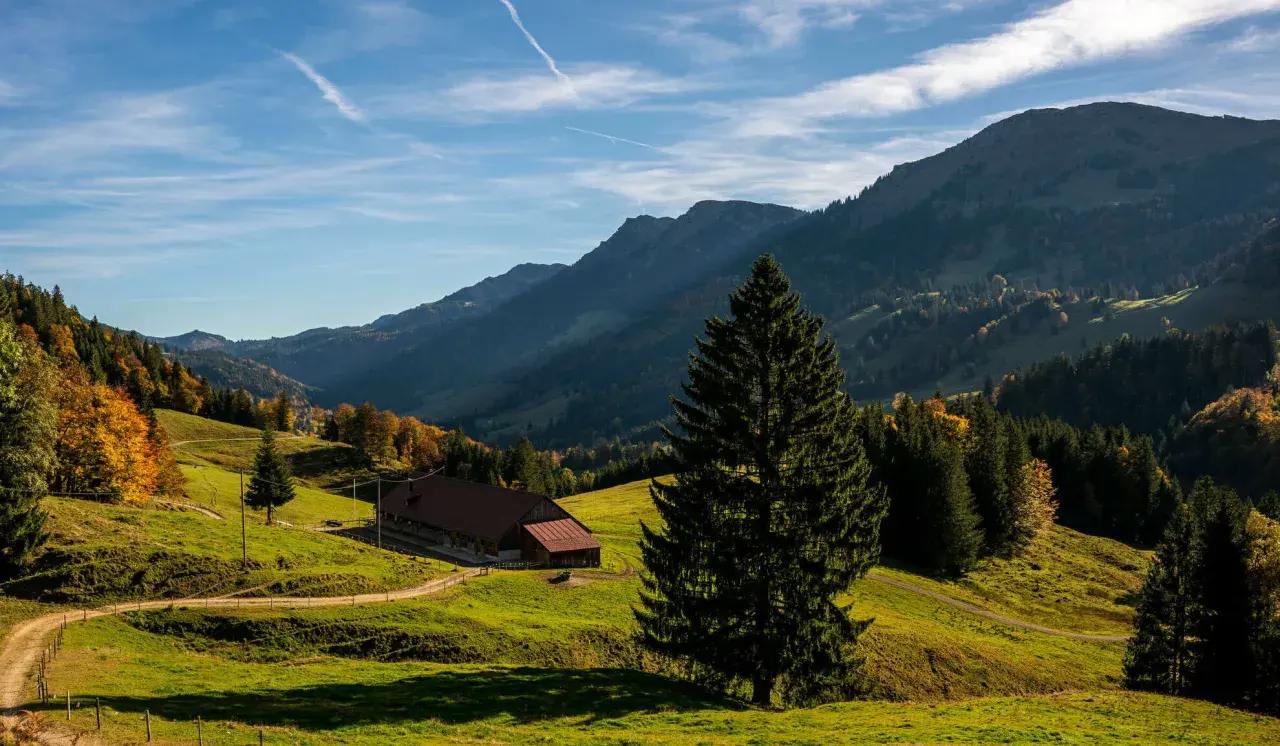 Herbstliche Alpenlandschaft mit Hütte und Wanderweg. Perfekt für imberg wandern.