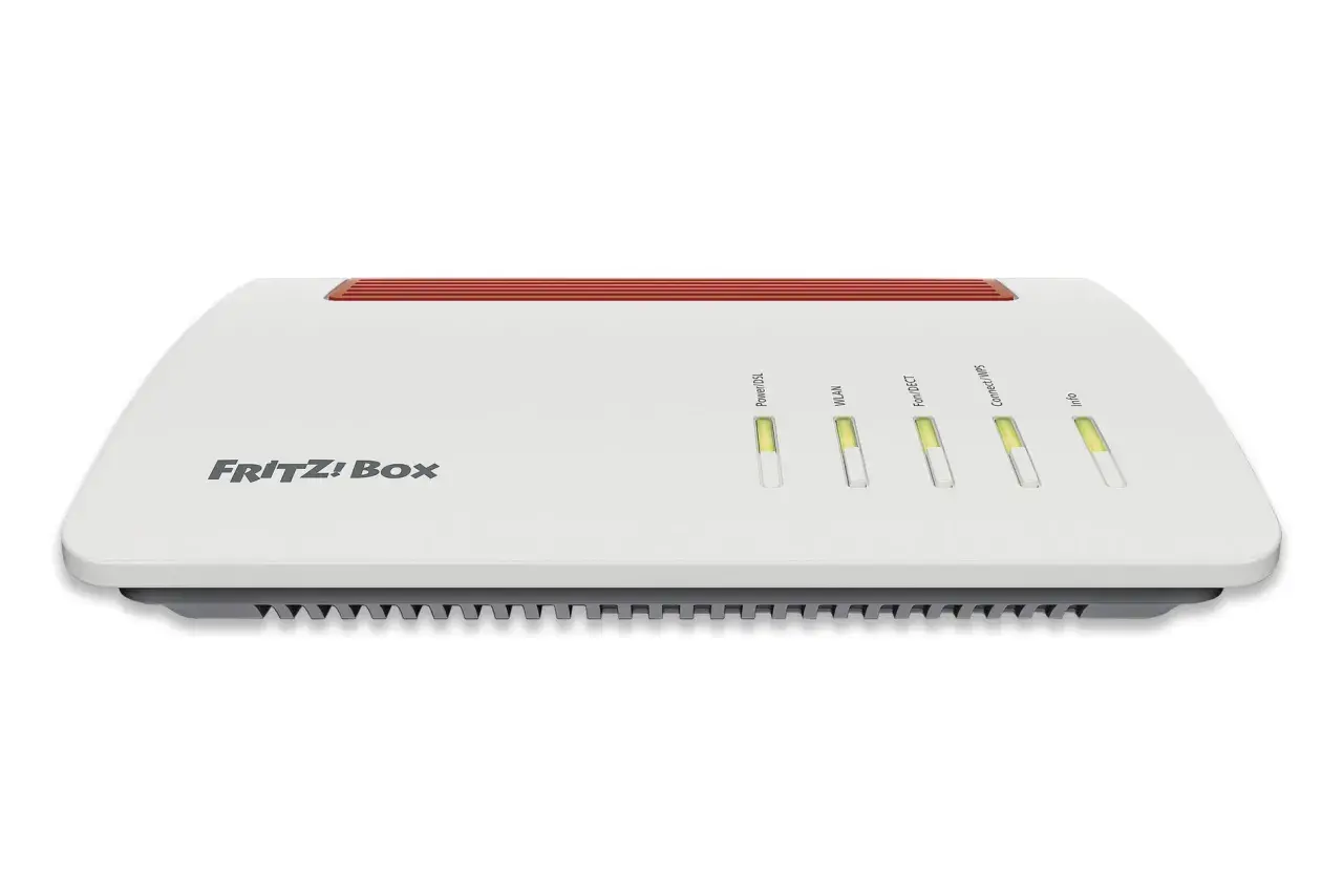 Weiße FRITZ!Box 7590 AX mit roten Lüftungsschlitzen und leuchtenden Status-LEDs für Power/DSL, WLAN, Fon/DECT, Connect/WPS und Info.