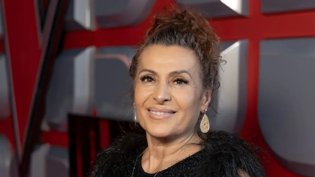 Uśmiechnięta kobieta z burzą brązowych włosów. Czy Violetta Kapsalek ma 50 lat?