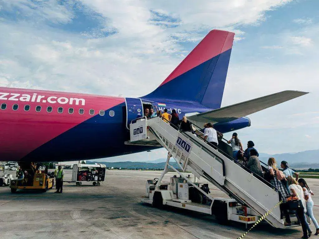 Ile alkoholu można przewieźć samolotem Wizz Air? Oto ważne limity
