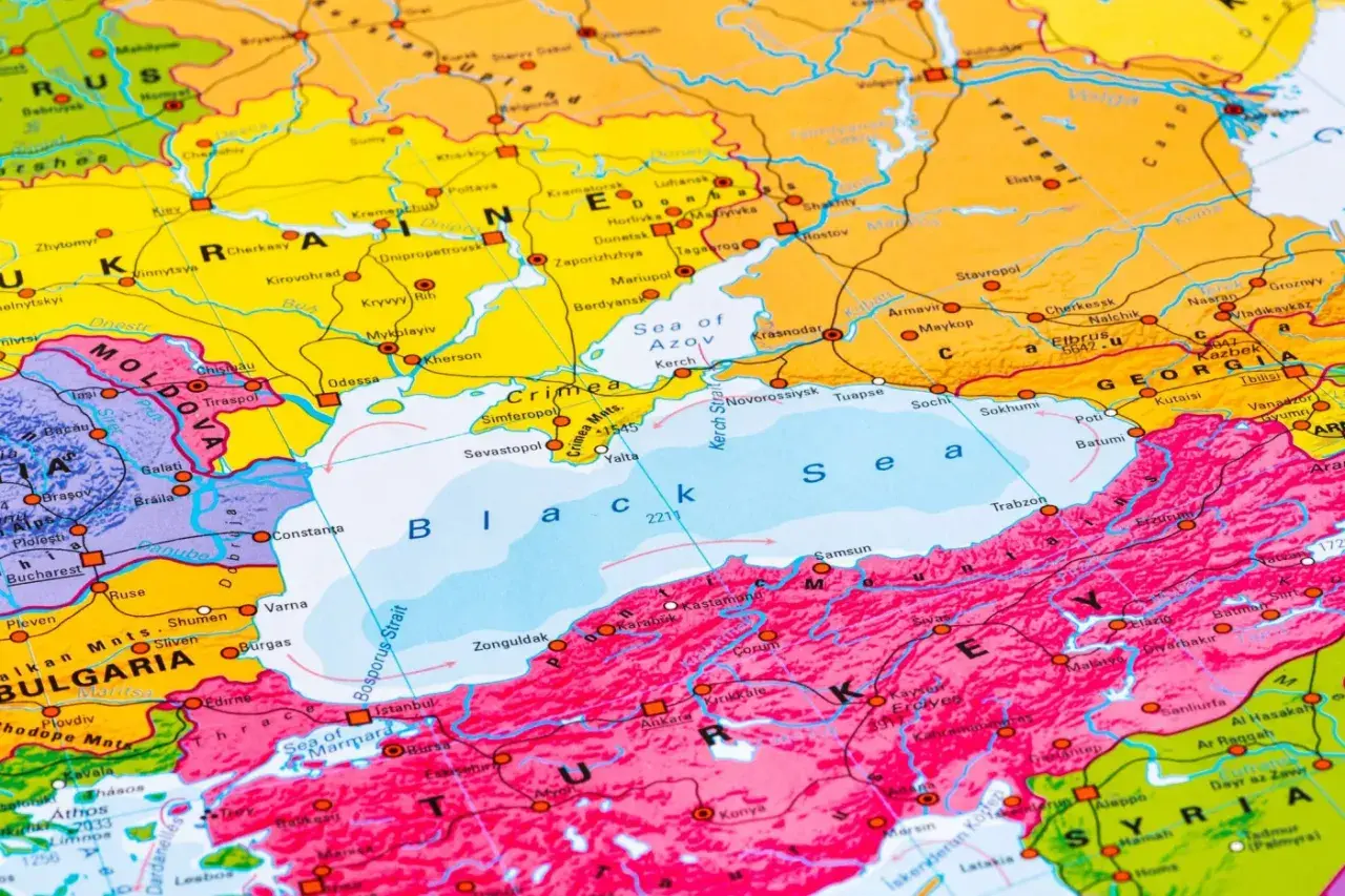 Mapa Morza Czarnego i okolic. Widać fragment Turcji, Gruzji, Ukrainy i Rosji. Czy Turcja jest w Europie? Mapa pokazuje, że część Turcji leży w Europie, a część w Azji.