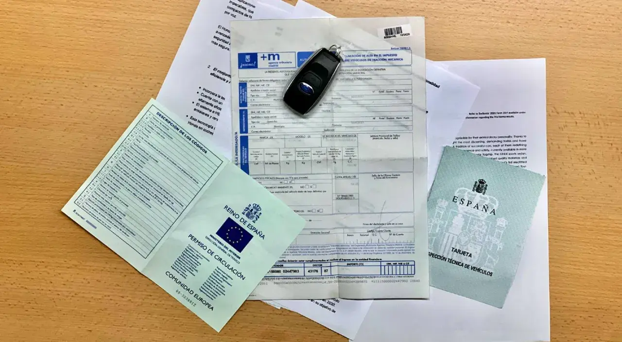 Documentos para un contrato compraventa vehículo: permiso de circulación, tarjeta técnica, llaves y formularios de Hacienda.