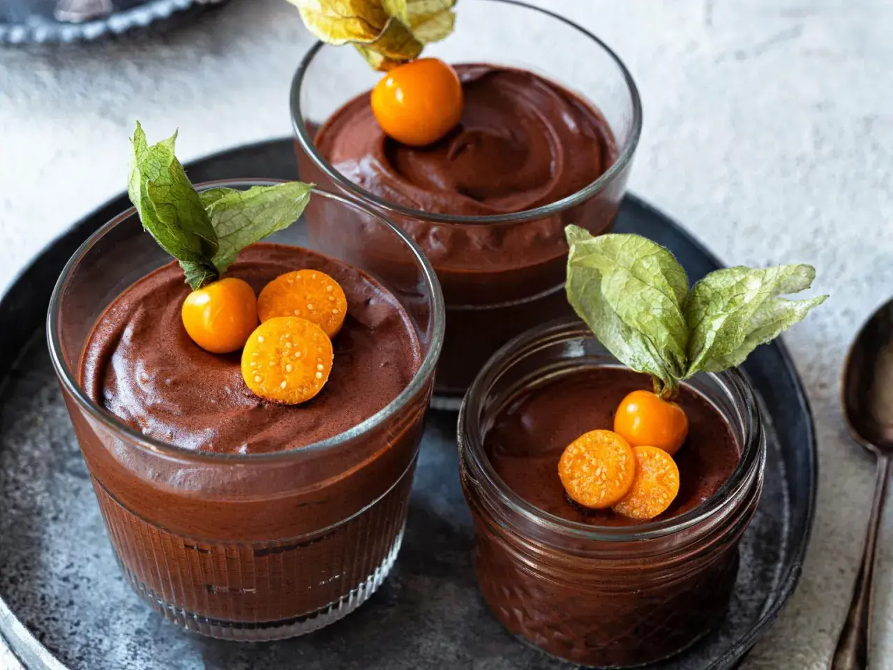 Schokoladenmousse in Gläsern, garniert mit Physalis. Ein schnelles Dessert, das immer gut ankommt.
