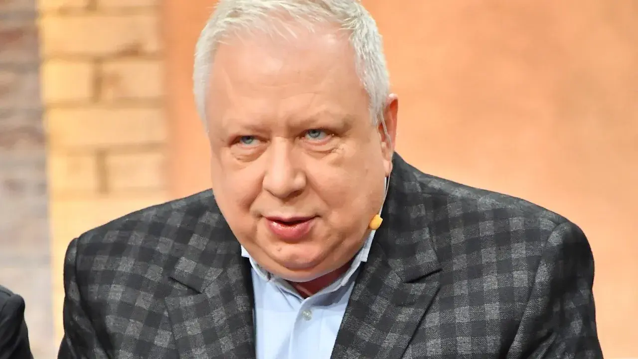 Marek Sierocki, znany z oceny debiutantów, ma siwe włosy i niebieskie oczy.