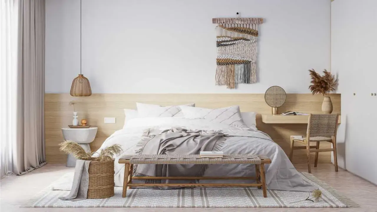 Dormitorio acogedor con lámparas de techo sin punto de luz, cama con mantas grises y tapiz de pared.