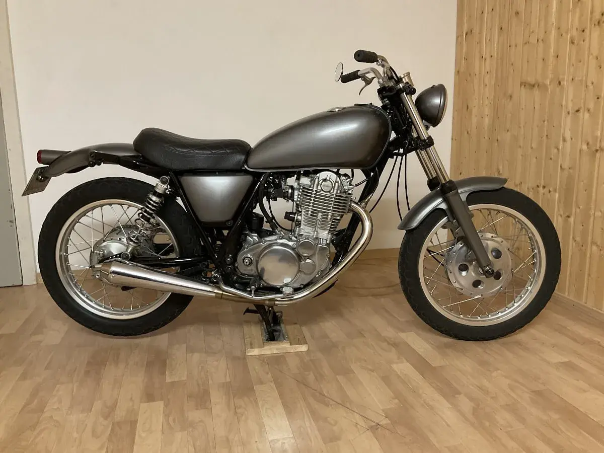 Moto clásica gris lista para aprender como lavar una moto.